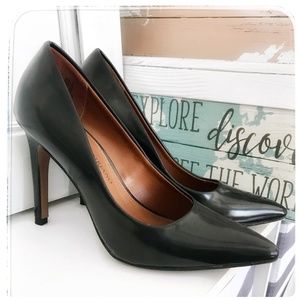 Black pumps